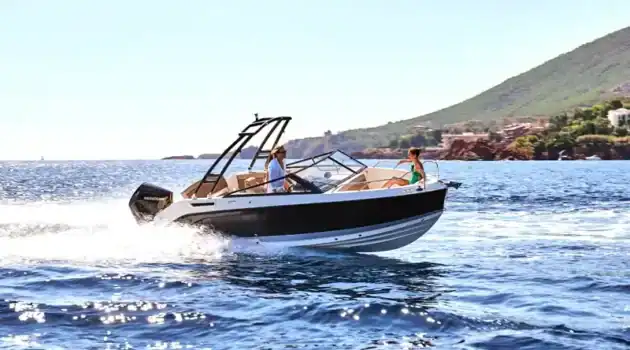 Should You Buy a Pontoon Boat or Bowrider