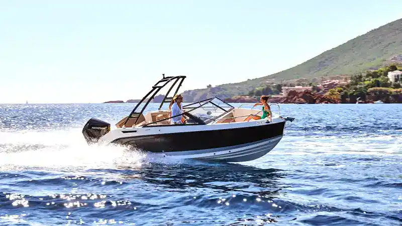 Should You Buy a Pontoon Boat or Bowrider